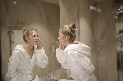 How to Improve Your Skin Health Naturally: Aging is less about time and more about “accumulation.” Women accumulate approximately 5 lbs. of toxins per year through body care items. 